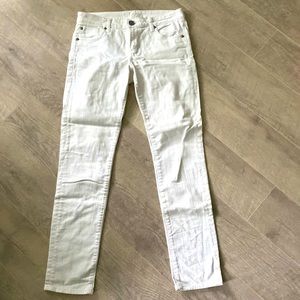 White straight leg Kut from the Kloth jeans. Size 6 Front and back pockets.